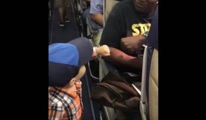 El adorable pequeño que conquistó a todos en un avión con su simpatía
