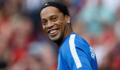 Un fan de Ronaldinho invadió la cancha y no lo encontró pero el crack se apiadó de él