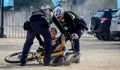 Matthei sufre caída en bicicleta durante recorrido en el Parque Bustamante