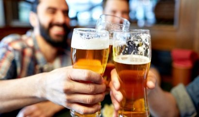 Beber cerveza después del trabajo alarga la vida y te rejuvenece