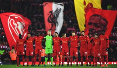 El emotivo minuto de silencio de los jugadores del Liverpool y Leeds