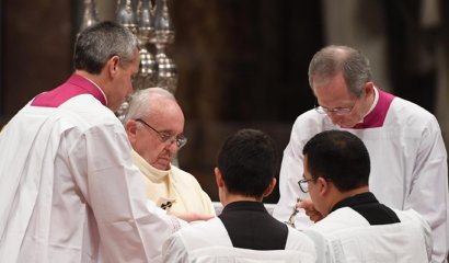 Papa Francisco criticó el materialismo en Navidad y pidió pensar en los niños refugiados