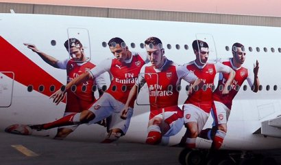 El Arsenal presentó orgulloso su nuevo avión decorado con Alexis Sánchez