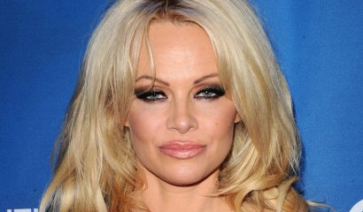 Con un cambio en su maquillaje Pamela Anderson luce como otra