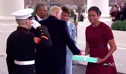 [Humor] La carita de Michelle Obama al recibir regalo de Melania Trump