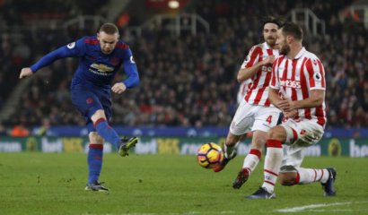 Rooney con un magnífico tiro libre se convirtió en el goleador histórico del Man Utd.