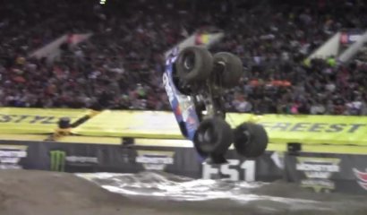 Final Mundial de Monster Jam impresionante front flip con un Monster Truck