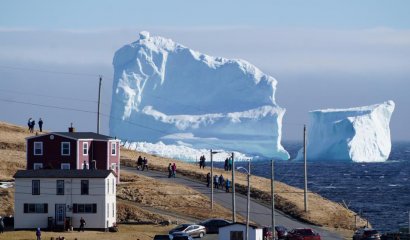 El sorprendente Iceberg gigante que deslumbra a turistas en pueblo de Canadá