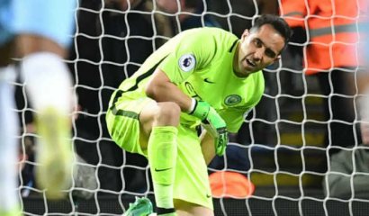 Claudio Bravo se lesiona en el derbi del Manchester