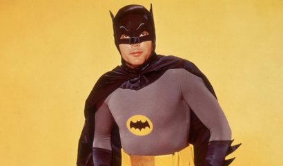 Adam West tuvo sexo con 8 mujeres al mismo tiempo