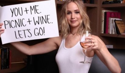 Jennifer Lawrence está buscando un acompañante para tomar vinito