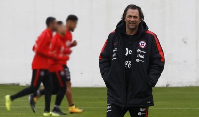 Pizzi planea formación con el Mago Valdivia y Eugenio Mena para enfrentar a Ecuador