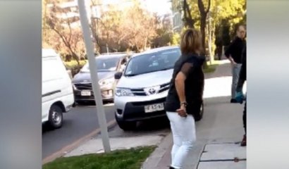 Conductora "indignada" por vendedora ambulante en Las Condes genera tremendo escandalo