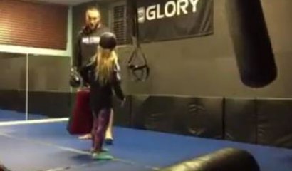 La brutal patada de un luchador de MMA a su hija