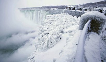 Las Cataratas del Niágara están congeladas producto de la ola de frio