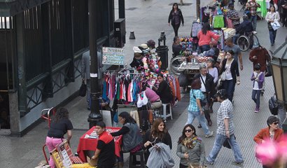 Cerca de 700 mil personas sin contrato laboran en la calle o en su casa