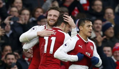 Polémica por mensaje de Mustafi en que se despidió de Walcott y Coquelin y no de Sánchez