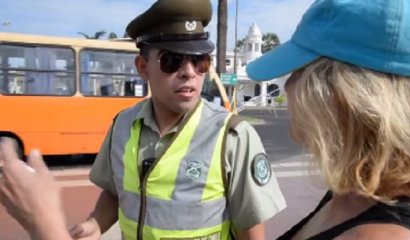 Carabinero "se peina" con el manejo del inglés y logra ayudar a turistas de crucero