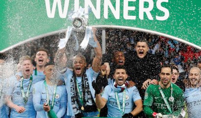 Bravo se luce y celebra su primer título con Manchester City