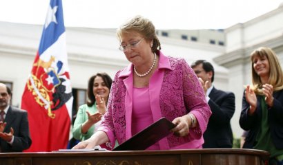 Bachelet firma proyecto que reemplaza el CAE a una semana de finalizar su mandato