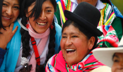 Viral: Mujer peruana intenta mover rocas con el poder de la pachamama