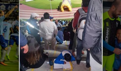 Niño hincha lleva su tarea al estadio para no perderse el partido de su equipo favorito