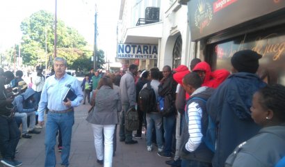120 turistas haitianos protestan en Osorno porque empresa no les pagó