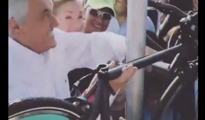 [VIDEO] Delirante registro de Piñera enseñando cómo robarse la popular bicicleta anti-robo