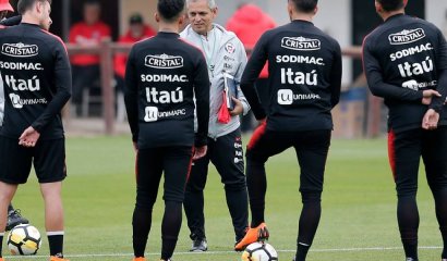 Con muchas sorpresas y sólo un referente: la nómina de la Roja para amistosos en Europa