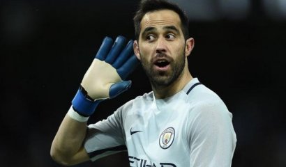 Claudio Bravo llega a Chile y apaga el fuego con bencina