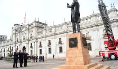 Se inaugura una estatua de PAC con letra en comic sans