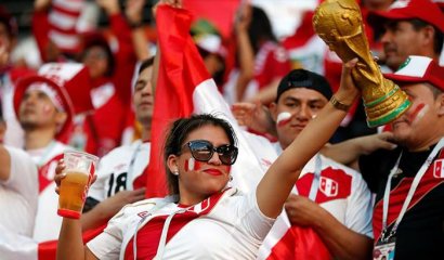 Peruanos, le ganaron el "The Best" al hincha solitario