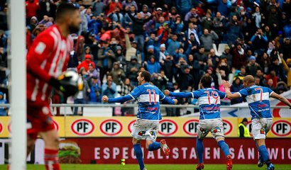 Católica gana a Colo Colo, se afianza en la cima y hunde aún más a los albos