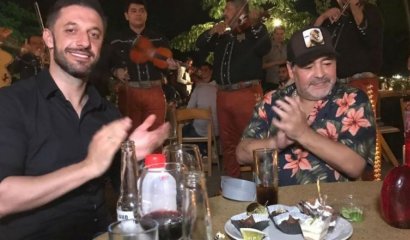 La fiesta de cumpleaños de Maradona en México: la presencia y regalo que lo sorprendió