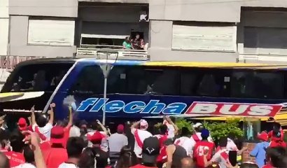 Las crudas imágenes del bochornoso ataque que sufrió bus de Boca en su llegada al estadio