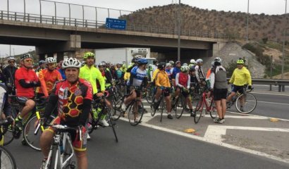 Ciclistas le paran el carro a Carabineros: "Vayan a ver a los huevones que andan robando".
