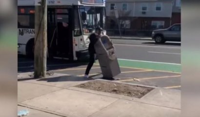 Roba cajero automático e intenta llevarlo en guagua pública a su casa