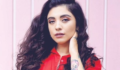 Mon Laferte mostró su primer tatuaje con fotografía en topless