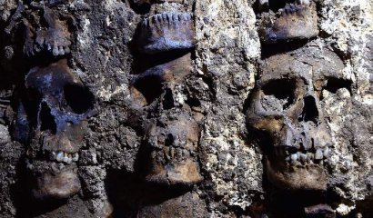 Arqueólogos hallan nueva sección del altar de cráneos azteca en la ciudad de México.