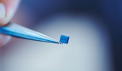SUECIA | Crean microchip para humanos a través de una inyección y escanear pase sanitario de Covid