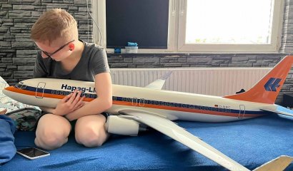 La mujer que dice estar enamorada de un avión y tiene relaciones con su réplica