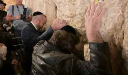 Javier Milei lloró en el Muro de los Lamentos y donará un millón de dólares contra el antisemitismo