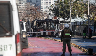 “Capuchas” queman bus y lanzan molotovs apagadas a rector del INBA: Desbordes anuncia querellas
