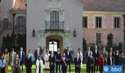 La Moneda gasta $3,8 millones en maquillaje y peinado para foto oficial de Boric y ministros.